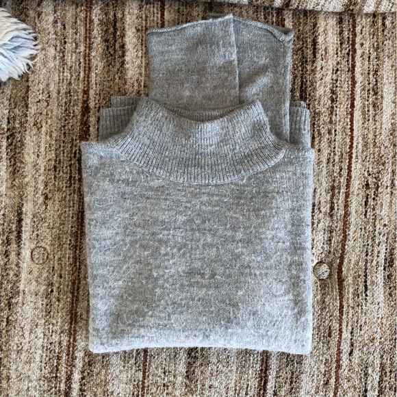 Elizabeth & James | Mock Neck Sweater Light Grey Size Small - Picture 2 of 6